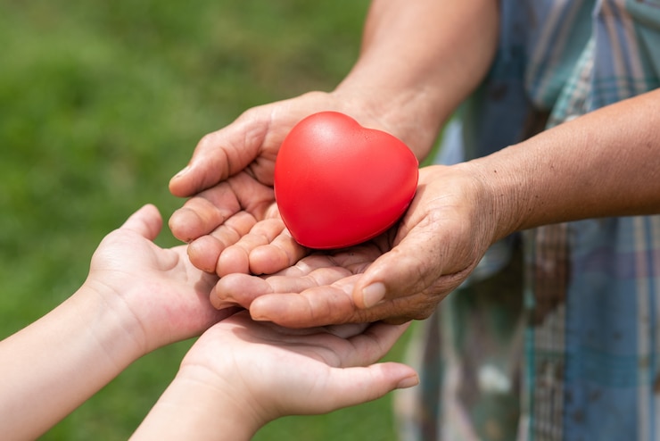 people-holding-rubber-heart_1150-18576